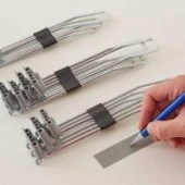 tesa 4651 Wysokiej jakości taśma tkaninowa powlekana akrylem / Do zastosowań wewnątrz i na zewnątrz pomieszczeń / Zastosowania stałe / Wysoka odporność na ścieranie / Wodoodporność / Możliwość odrywania ręką tesa® 4651