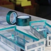 tesa 50600 Zielona taśma maskująca poliestrowo-silikonowa (zielona półprzezroczysta / wymiary) / Wyjątkowa odporność na działanie wysokiej temperatury / Usuwanie bez pozostawiania śladów / Łatwe nakładanie / Taśma do malowania proszkowego / Ostre krawędzie kolorów / Dobre przyleganie farby tesa® 50600 Standard